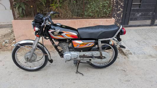 I'm selling my bike Honda 125cc totally original condition 03253785445