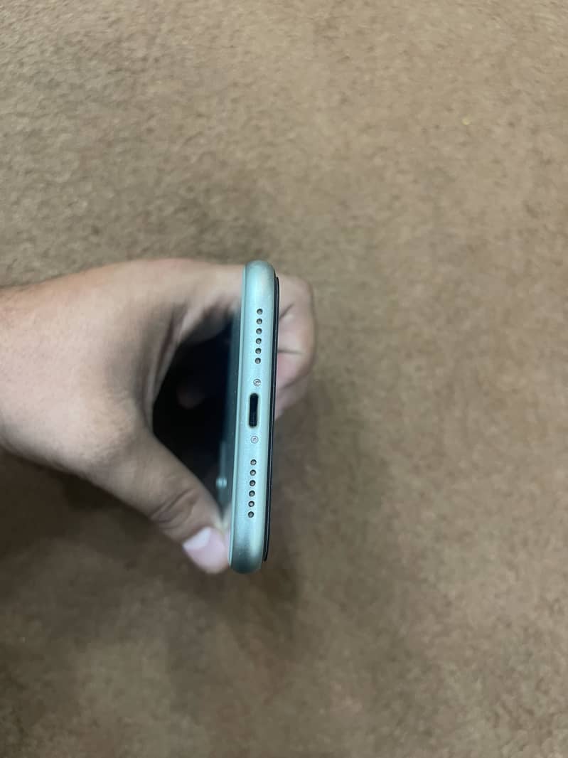 Apple iPhone 11 4