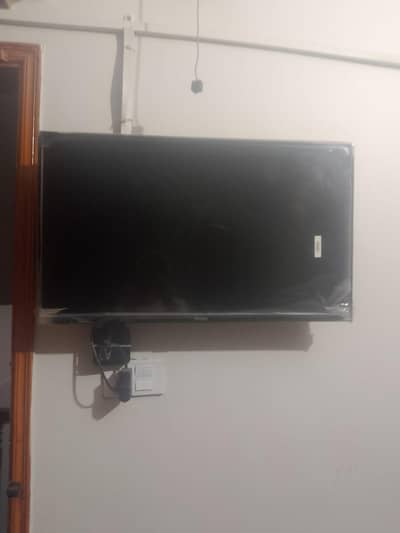 LED TV in Excellent Condition + Android TV Box