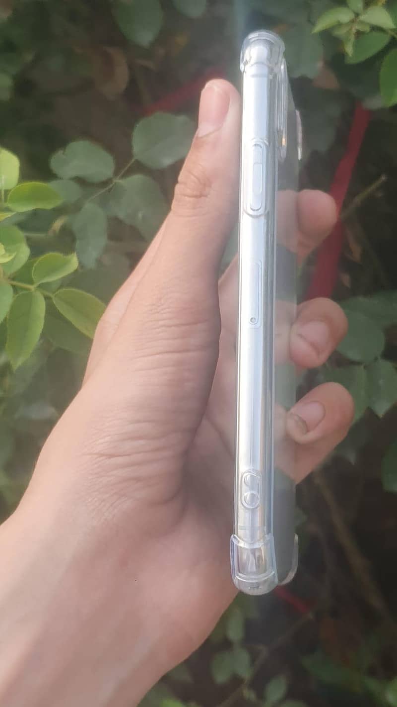 Apple iPhone X 4