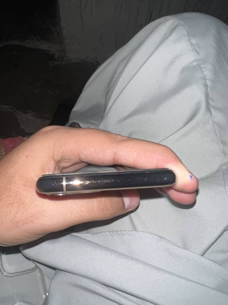 Apple iPhone 11 Pro 4