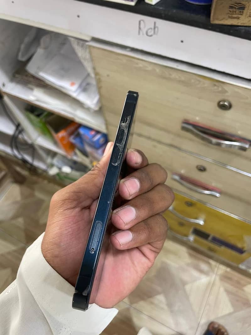 iPhone 13 4