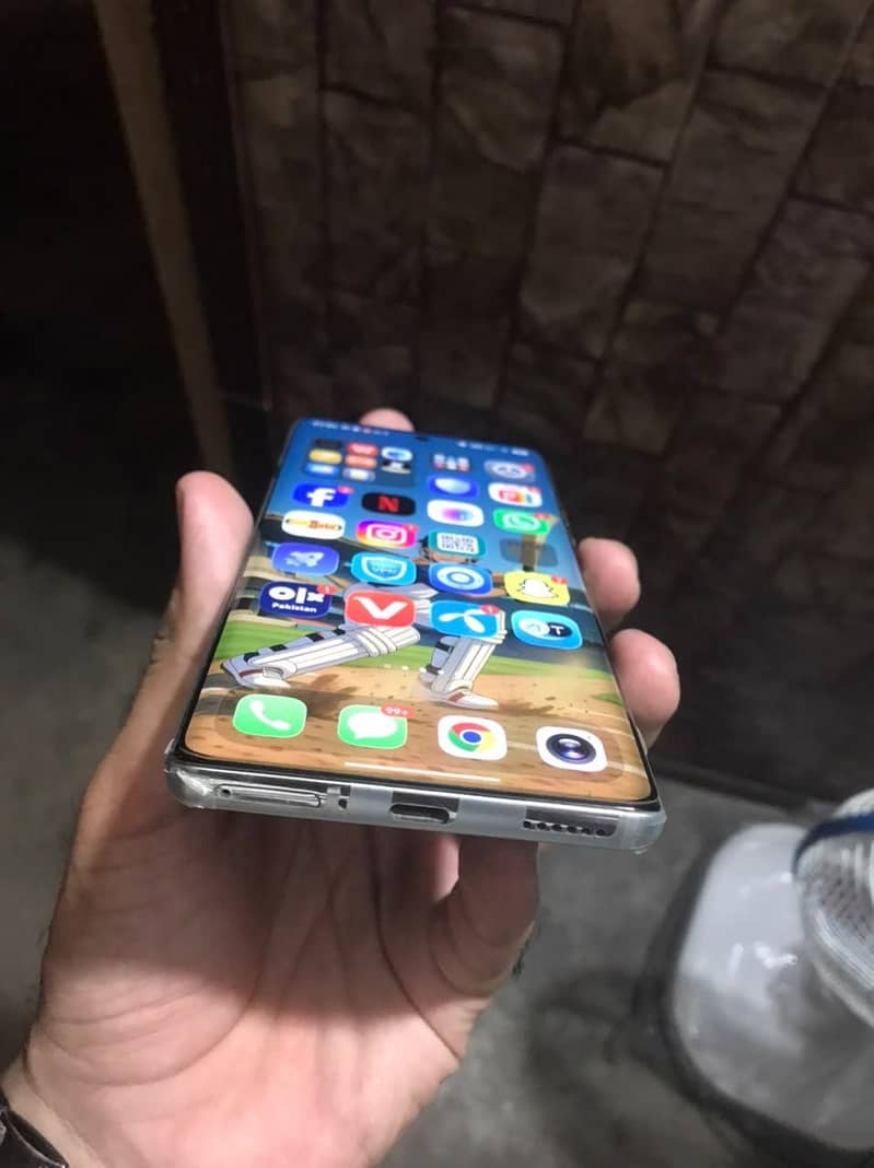Tecno CAMON 40 Pro 1