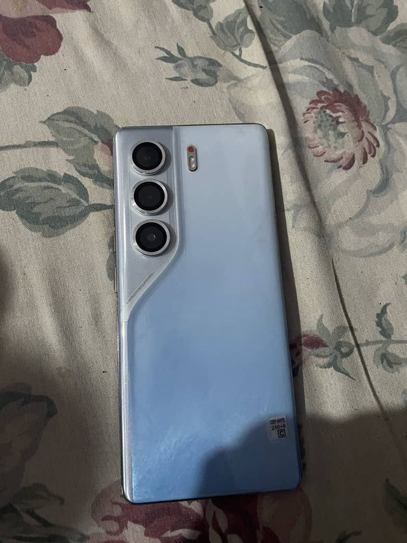 Tecno camon 40 pro 4
