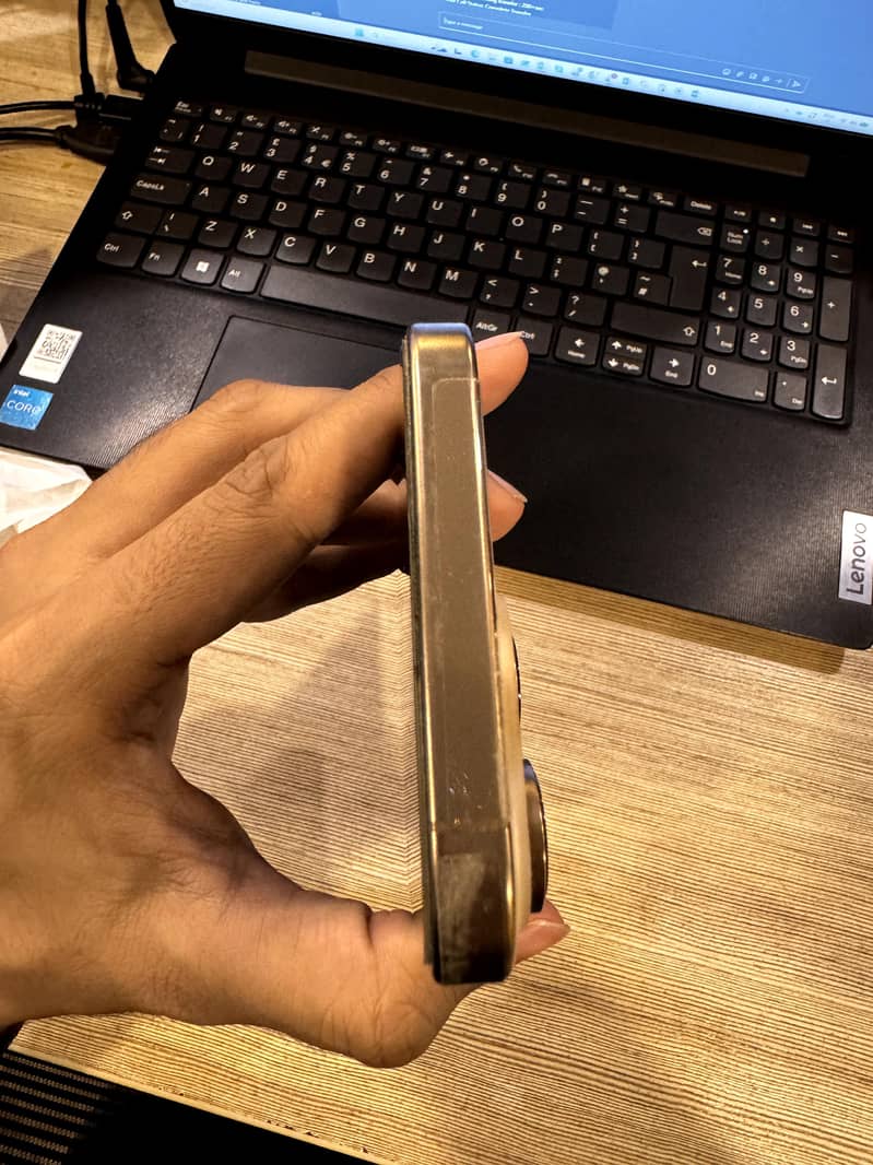 iPhone 16 Pro Max 4