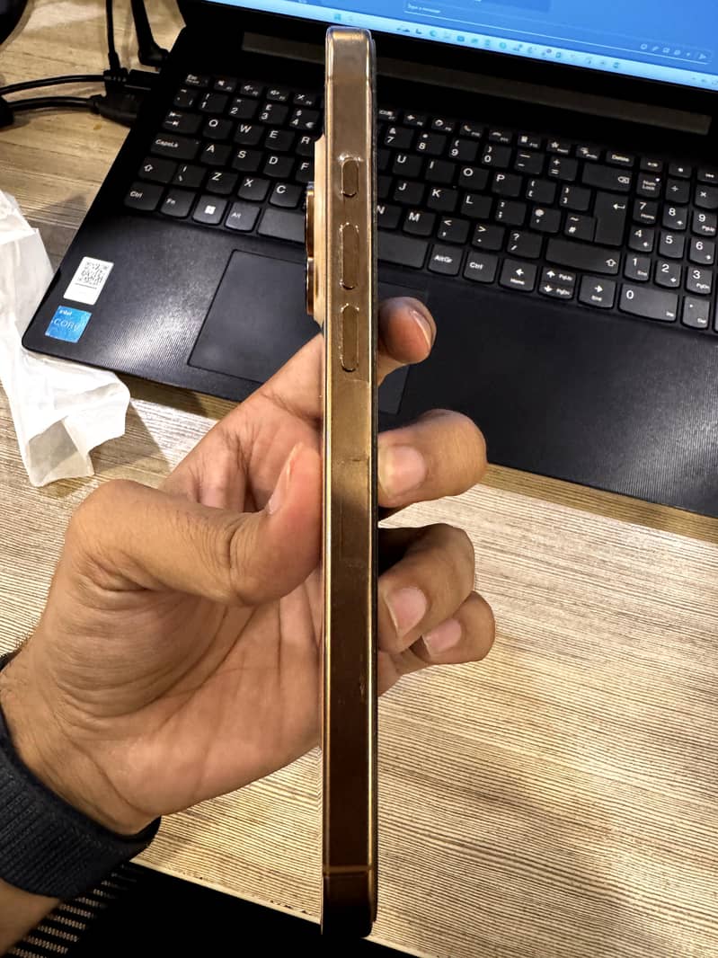 iPhone 16 Pro Max 5
