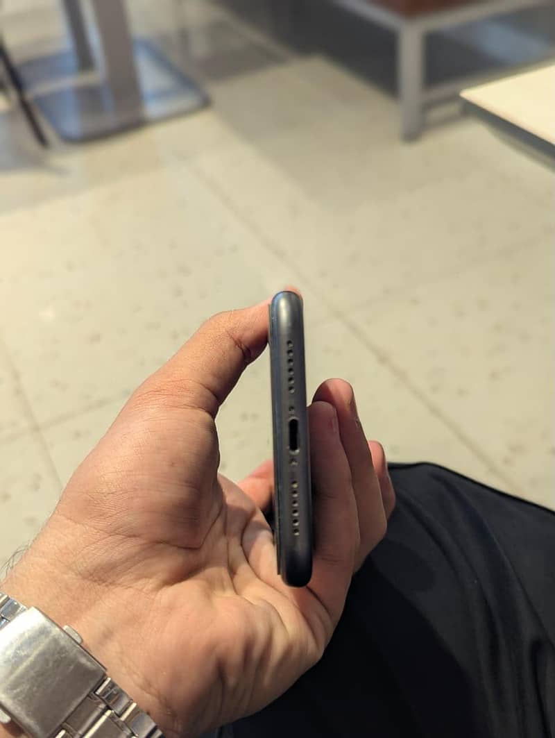 Apple iPhone 11 4