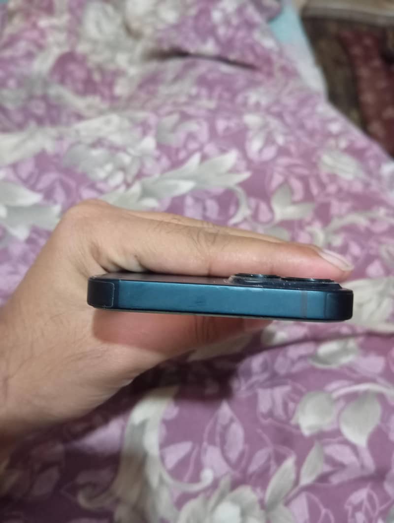 Apple iPhone 13 5