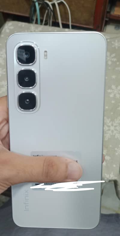 Infinix Hot 60i 6gb ram 128gb memory.