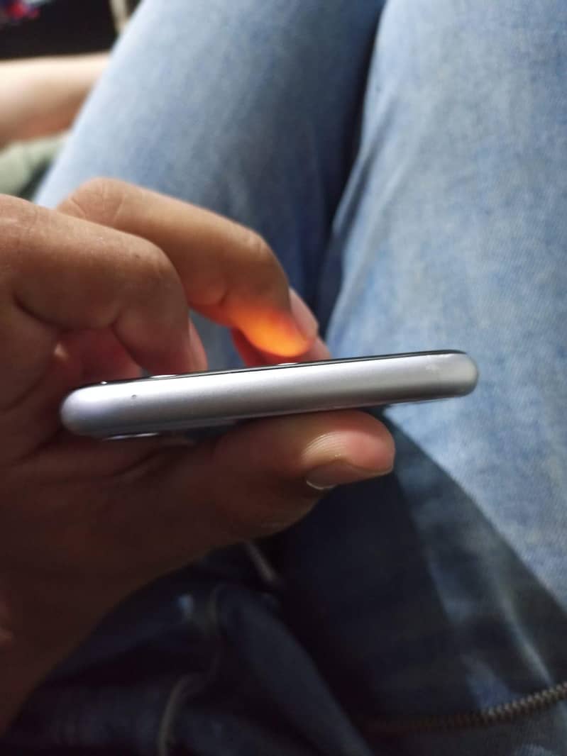Apple iPhone 11 4