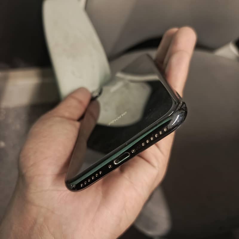 Apple iPhone X 4