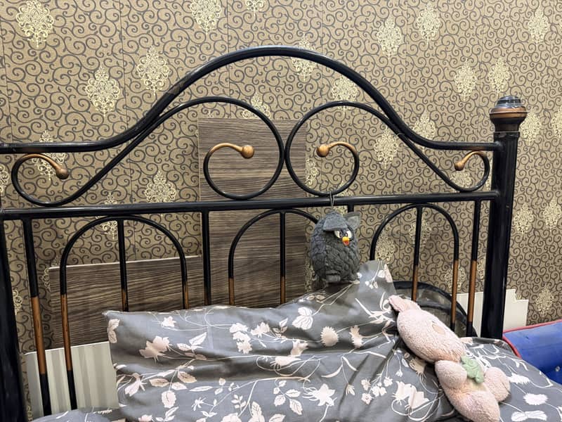 Iron bed 0