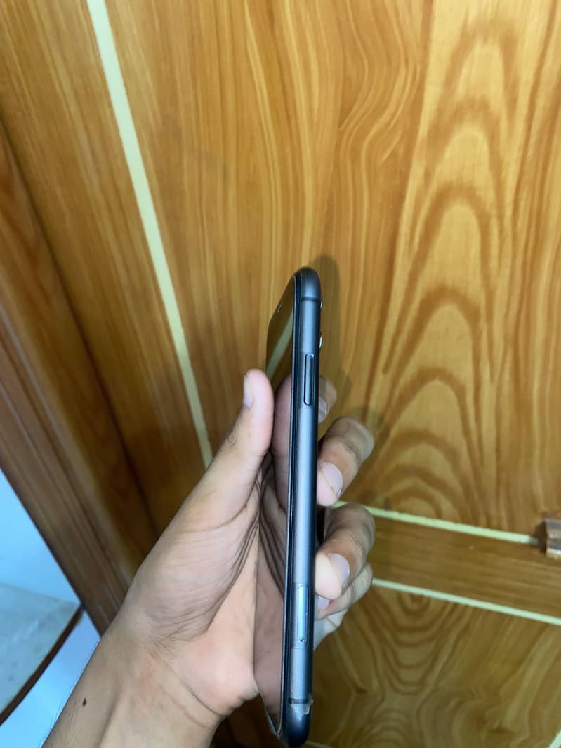 iPhone 11 4