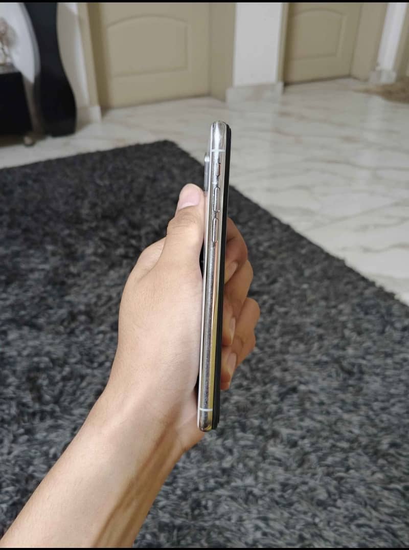 Apple iPhone X 4