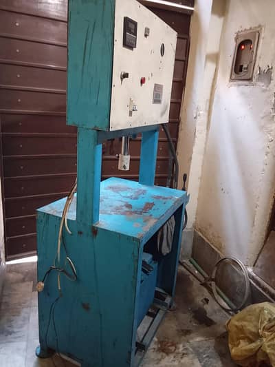 Disposable plate machin