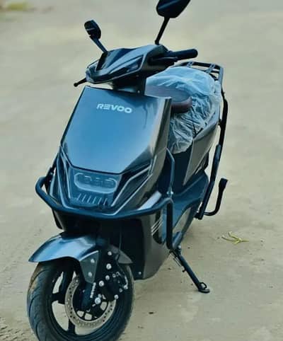 Revoo Electric bike excellent condition