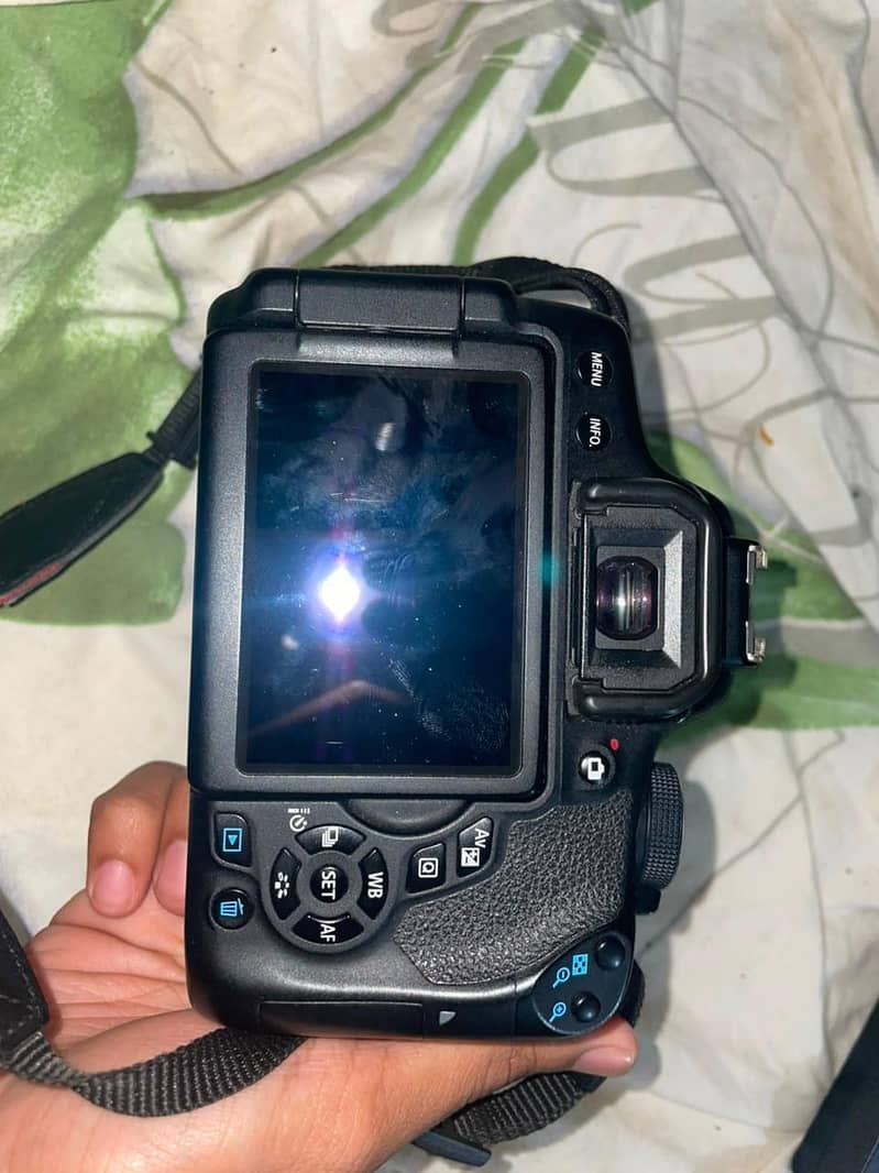 Canon EOS (750D) 1