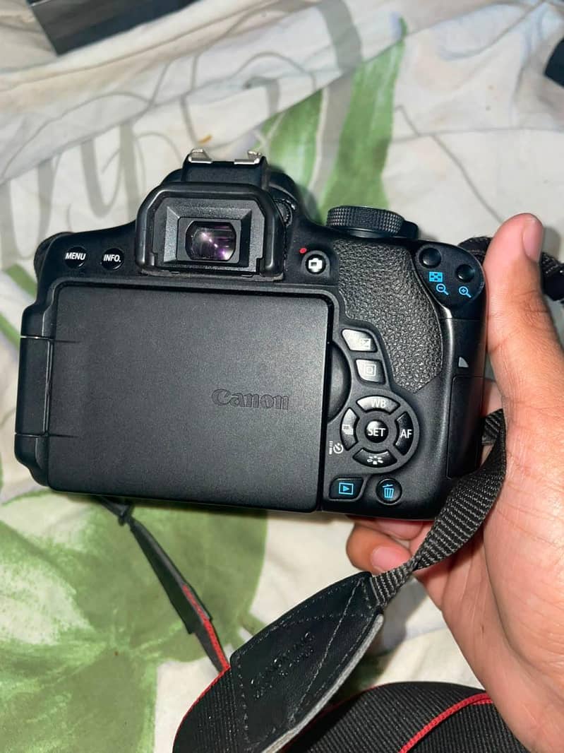 Canon EOS (750D) 2