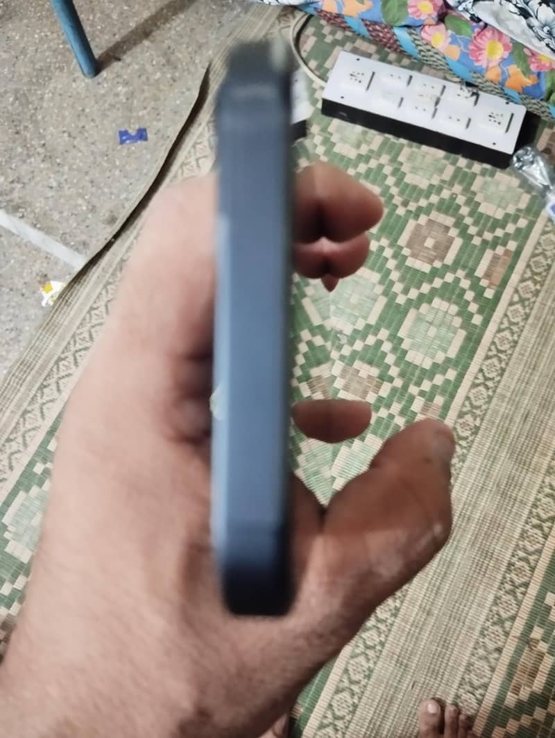 Apple iPhone 13 8