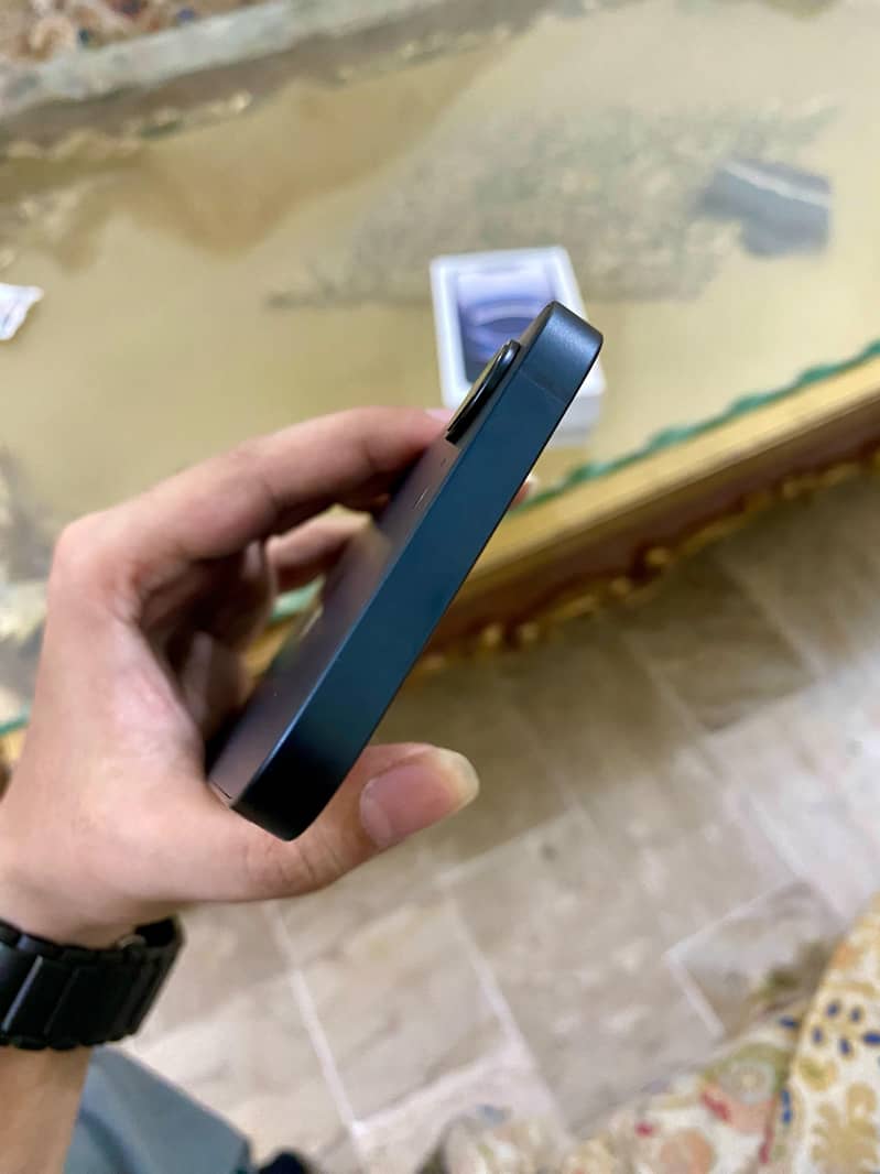 Apple iPhone 16e 1