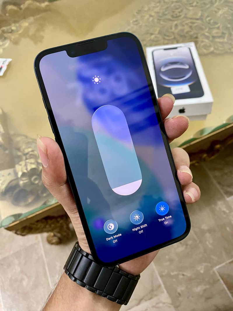 Apple iPhone 16e 2