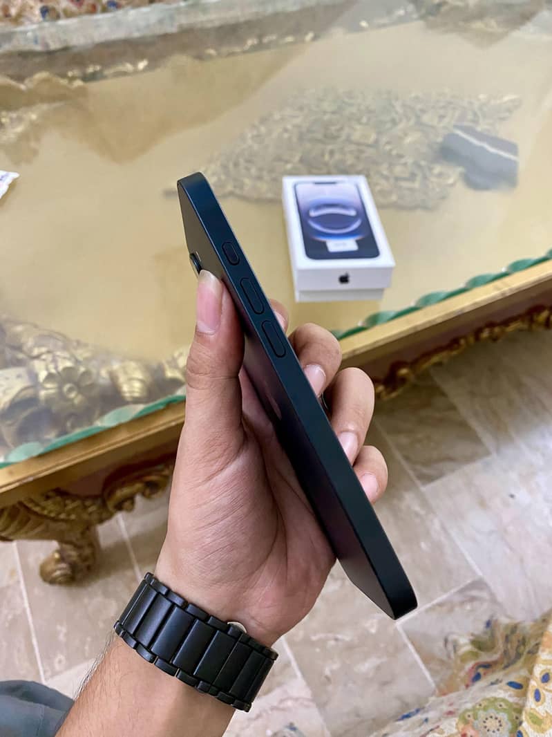 Apple iPhone 16e 4
