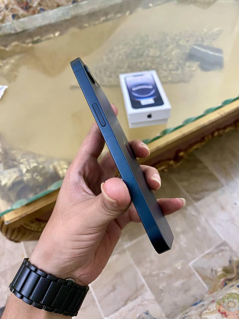 Apple iPhone 16e 6