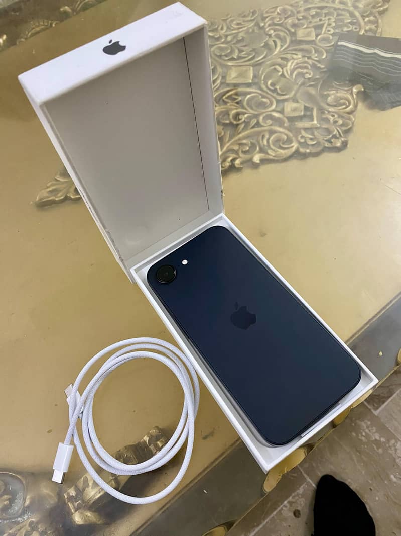Apple iPhone 16e 7