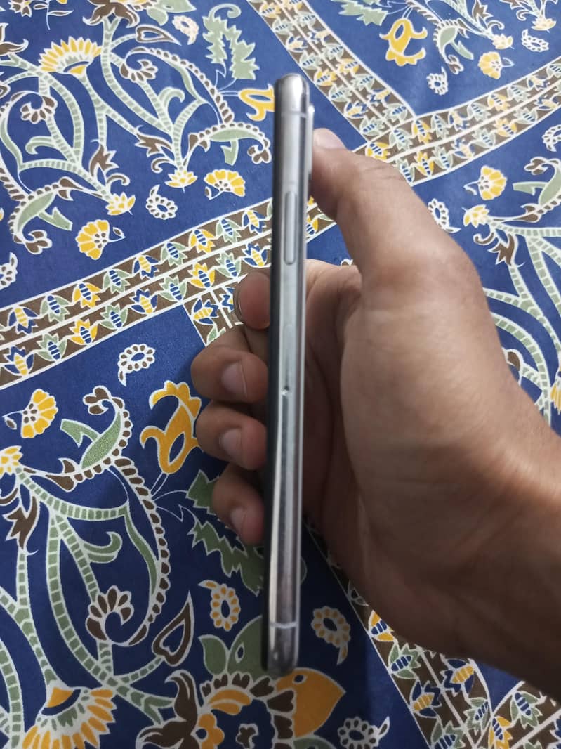 Apple iPhone X 3