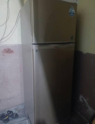 dawlance refrigerator sell all ok ha bas door key nahe ha