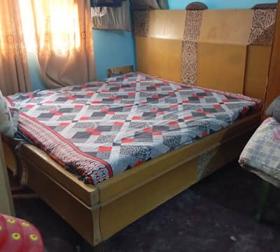Bedroom Set selling in Good condition