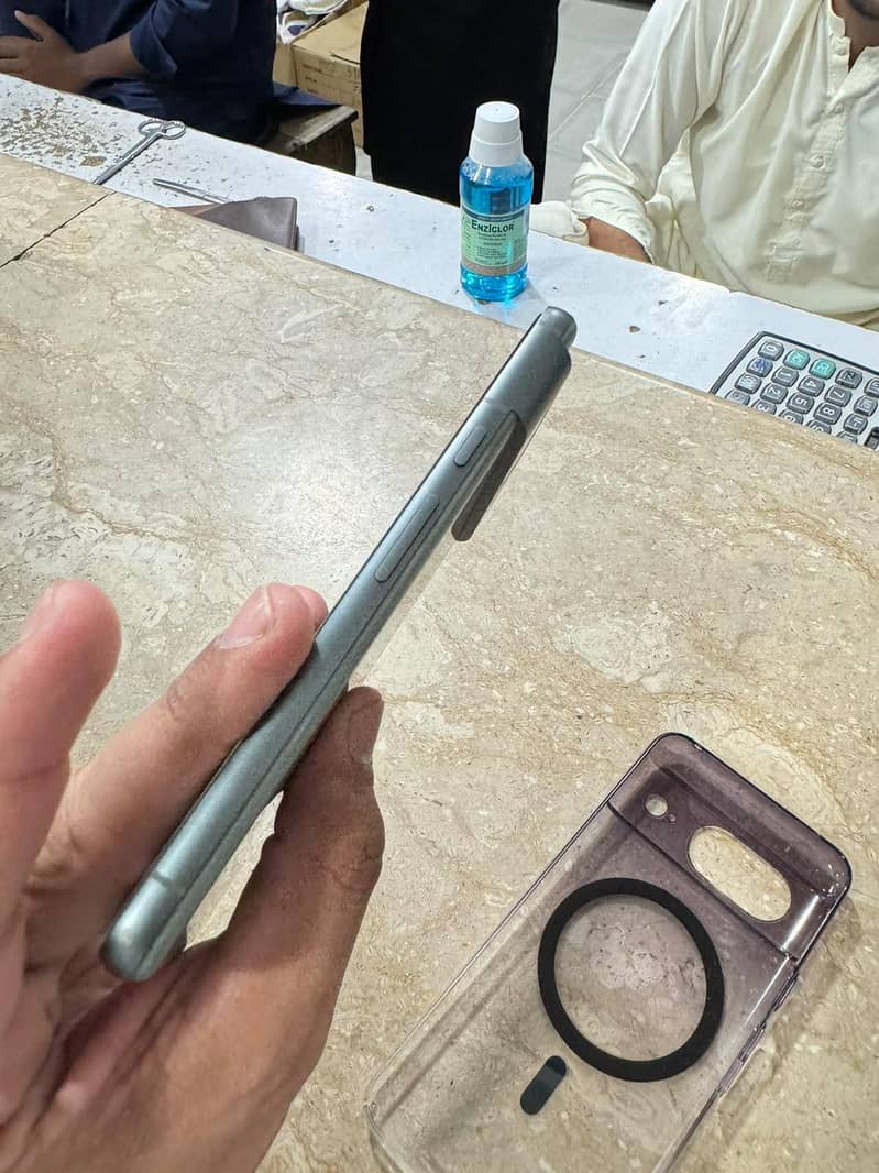 Google Pixel 8 4