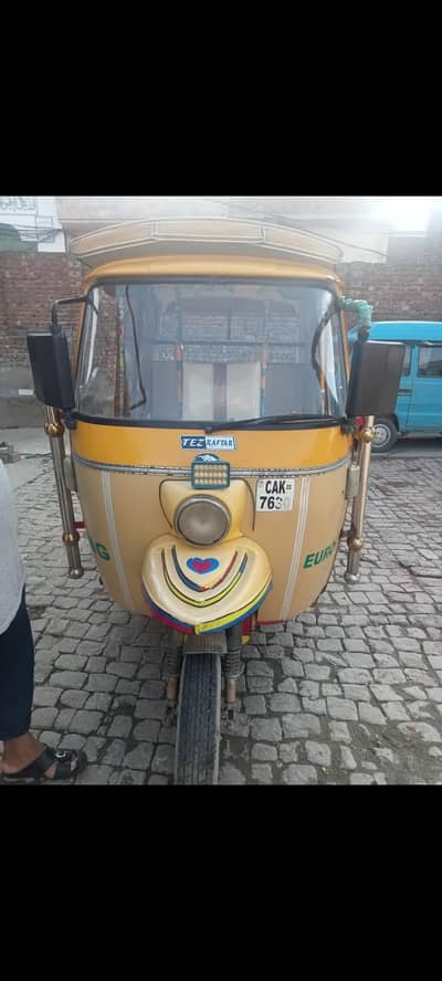 CNG teezrafar rikshaw