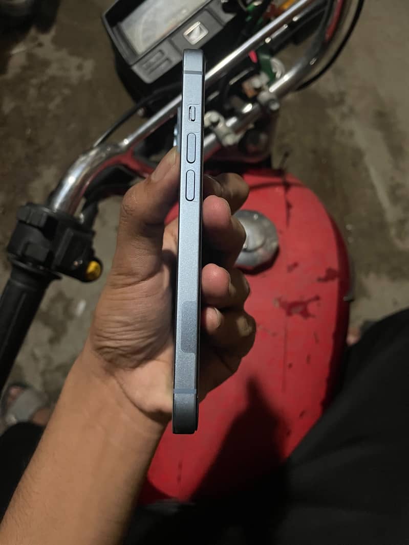 Apple iPhone 14 3