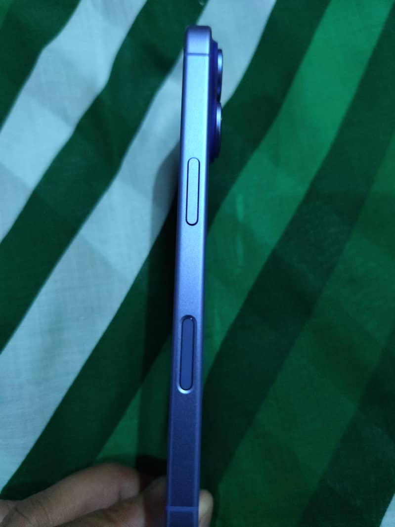 Apple iPhone 16 2