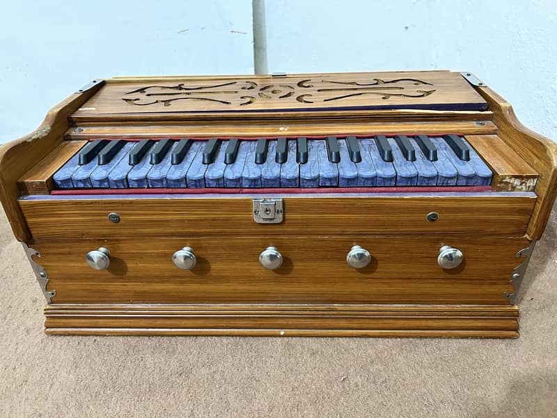 Indian harmonium 0
