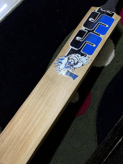 premium English willow cricket bat , very good punch , 7 grains