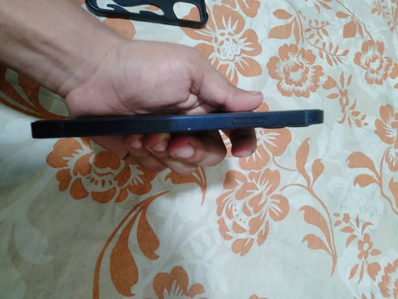 Apple iPhone 12 4