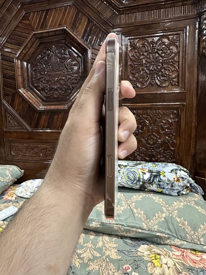 Apple iPhone 16 Pro Max 4