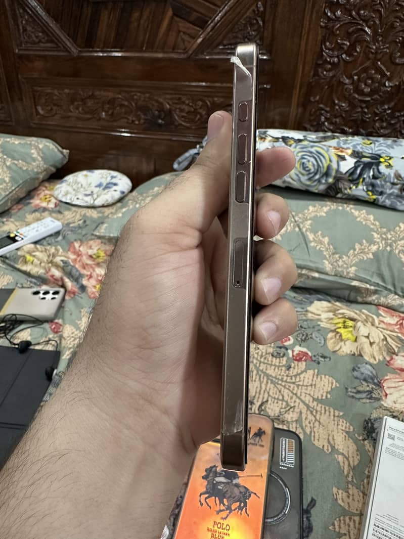Apple iPhone 16 Pro Max 8