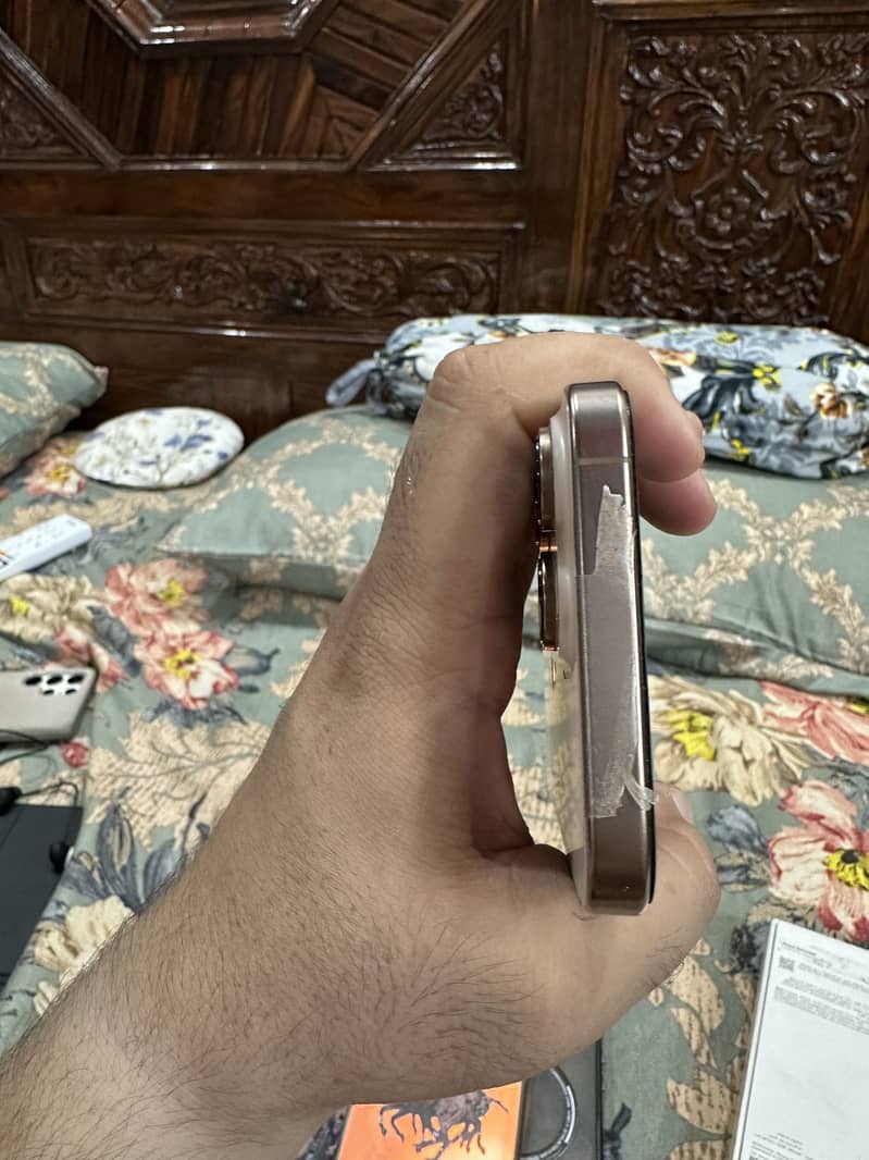 Apple iPhone 16 Pro Max 9