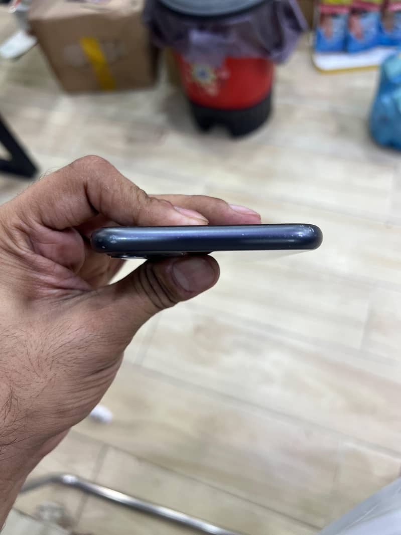 Apple iPhone 11 4