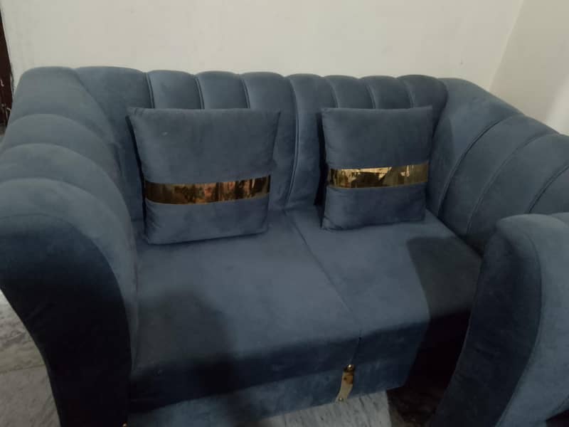 6siter sofa set oñe table 1