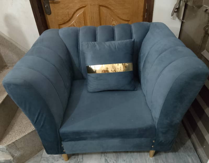 6siter sofa set oñe table 2