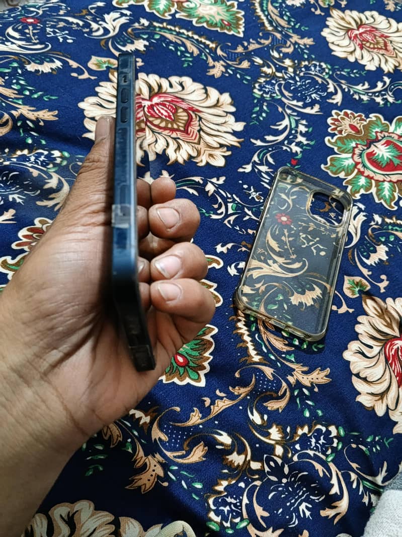 Apple iPhone 13 4