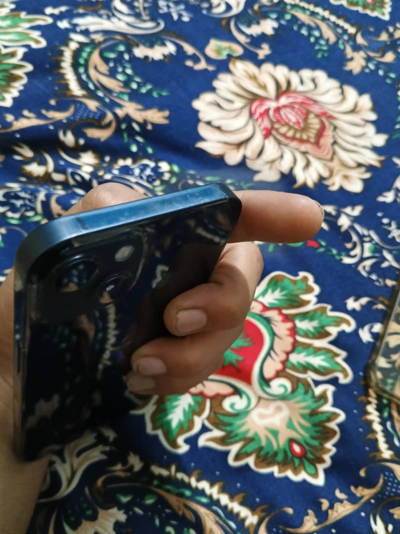 Apple iPhone 13 5