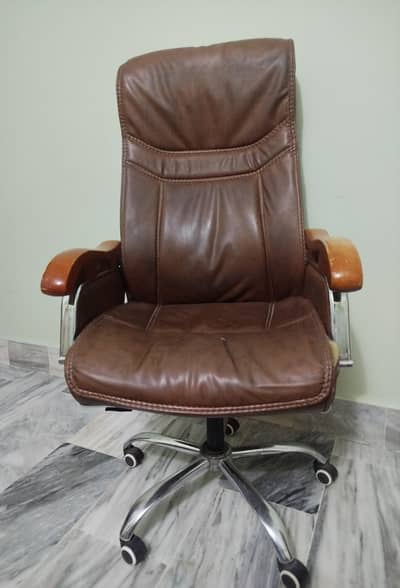 High Quailty Chair perfect No Falt No repair 20k