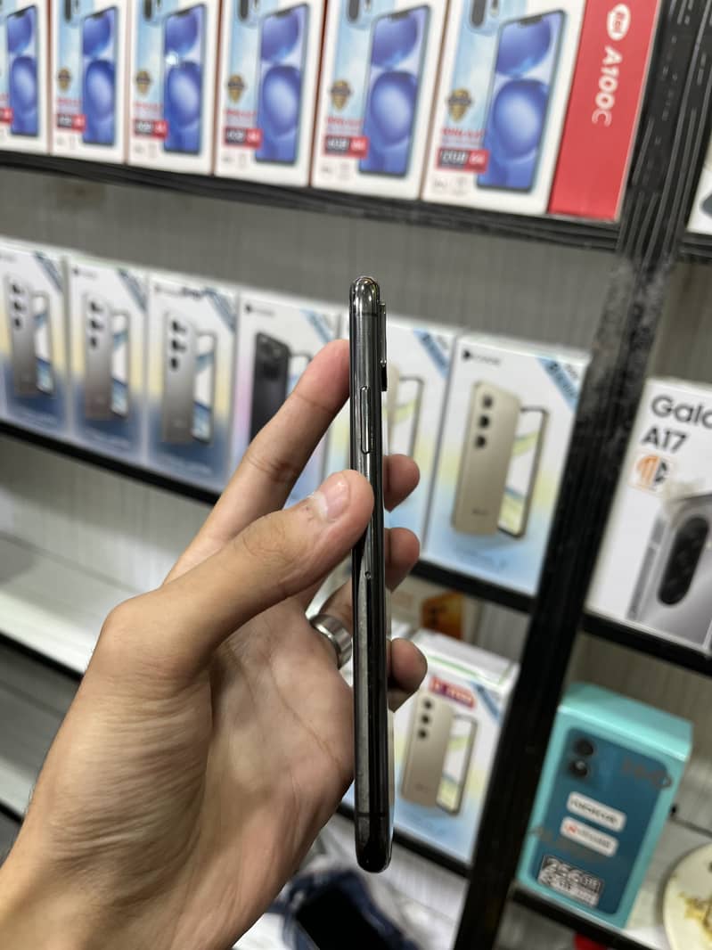Apple iPhone X 4