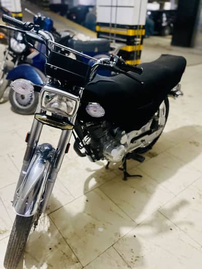 Honda 125 special edition gold with red better than Suzuki 150 , uniqu