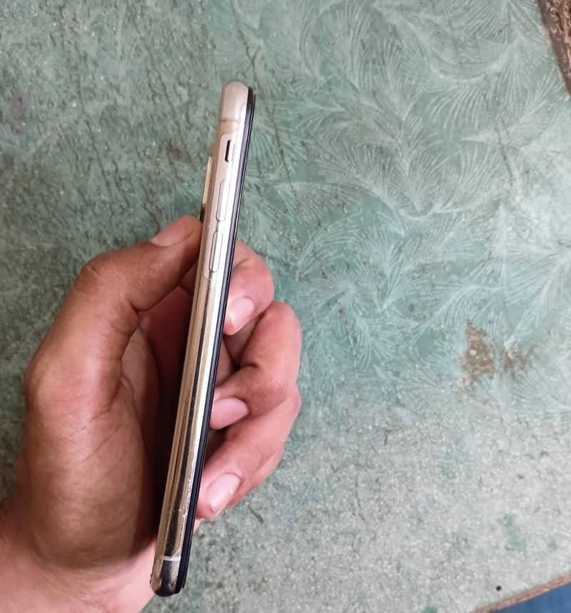 Apple iPhone X 4